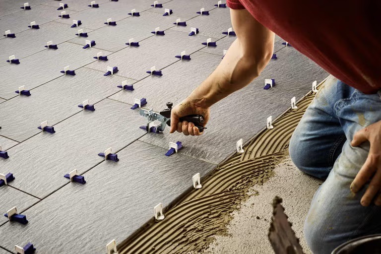 Comment retirer et nettoyer la laitance de carrelage ?
